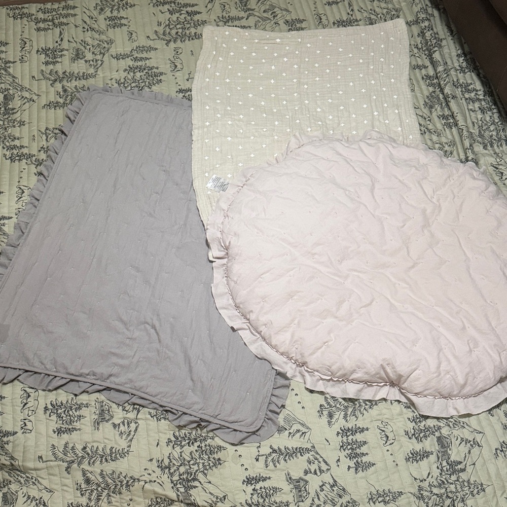 Softs baby round (35 inches) and rectangle 30x40 Ruffle Play Pen mat + blanket